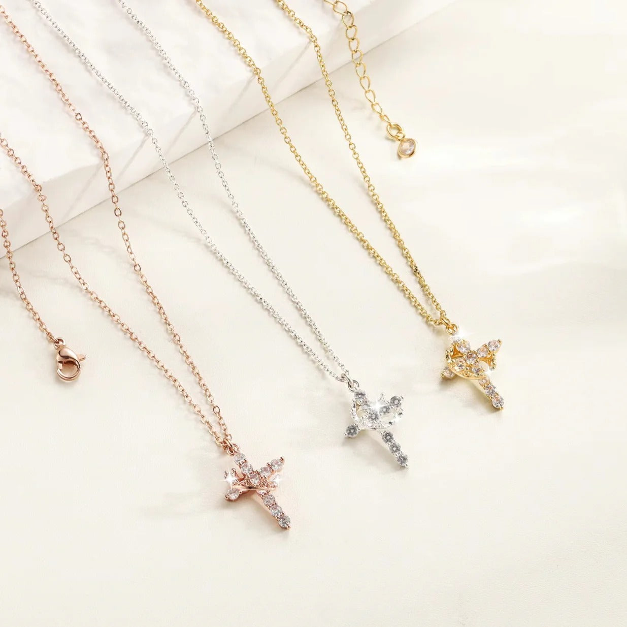 Colar Cruz & Coroa [COMPRE 1 E LEVE 2]